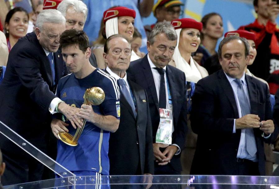 2014 premiazione Coppa del Mondo Rio 2014. Nel volto di Messi si legge la delusione dopo la sconfitta contro la Germania (LaPresse)